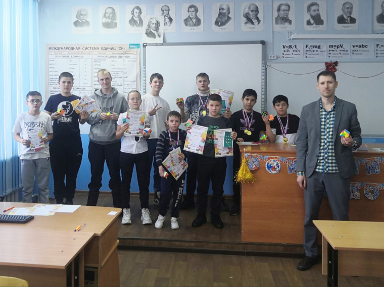 Соревнования по скоростной сборке кубика Рубика.